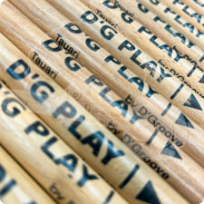 Baqueta Para Bateria D'G Play Ponta de Madeira LONGA Em Tauari Com Durabilidade Padrão 5A By D’Groove