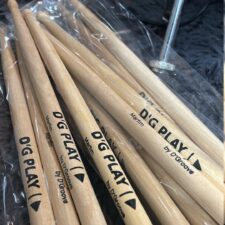 Baqueta Para Bateria D'G Play Ponta de Madeira LONGA Em Marfim Com Maior Durabilidade Padrão 5A By D’Groove