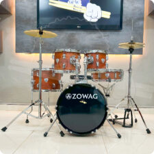 Bateria Zowag Z1 Junior Series Dark Wood COMPLETA Com Bumbo 16″ - Pequena GIGANTE Com Ferragens e Pratos